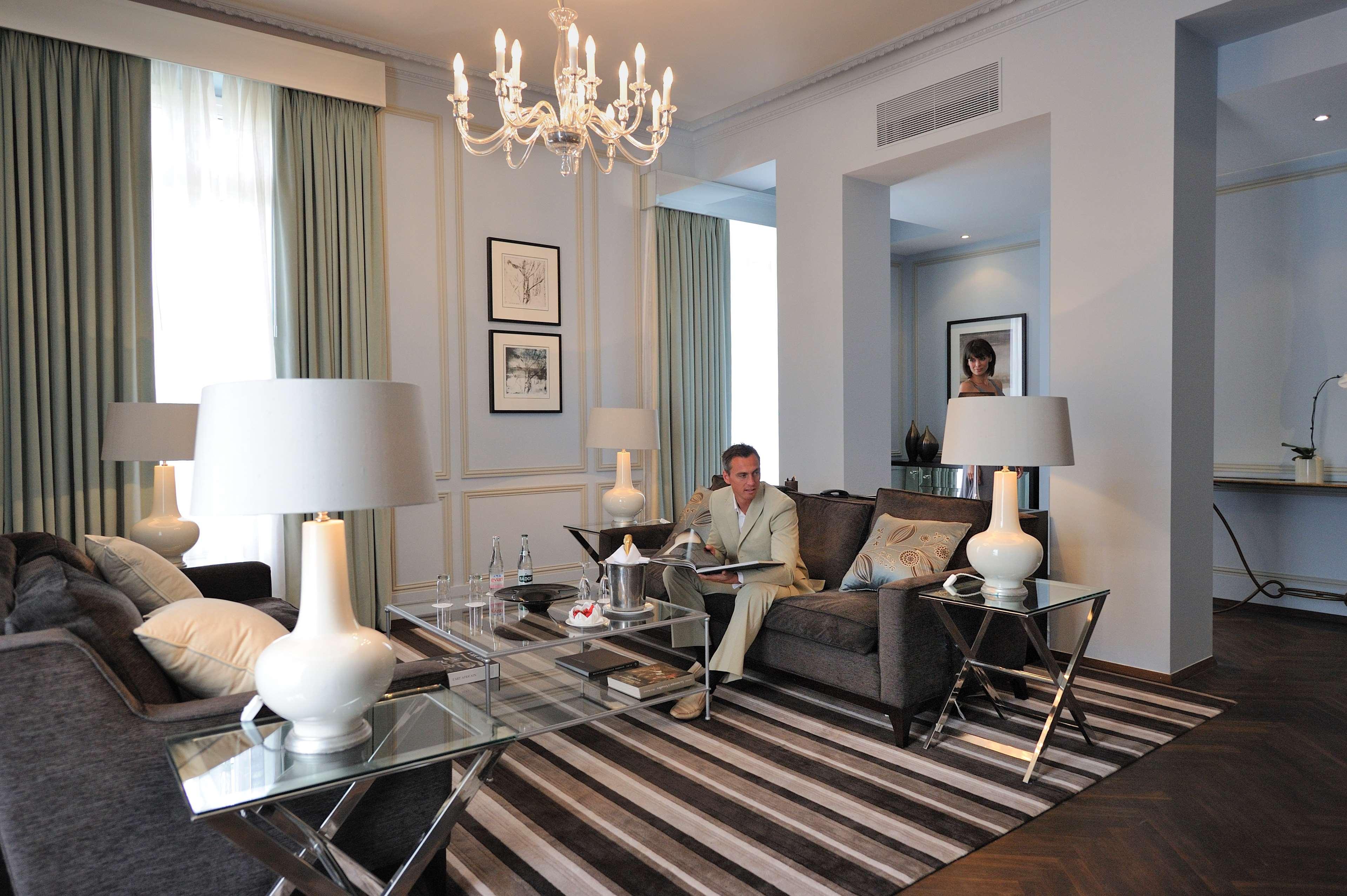 Waldorf Astoria Versailles - Trianon Palace Camera foto The living room of a suite at the Hotel de Crillon
