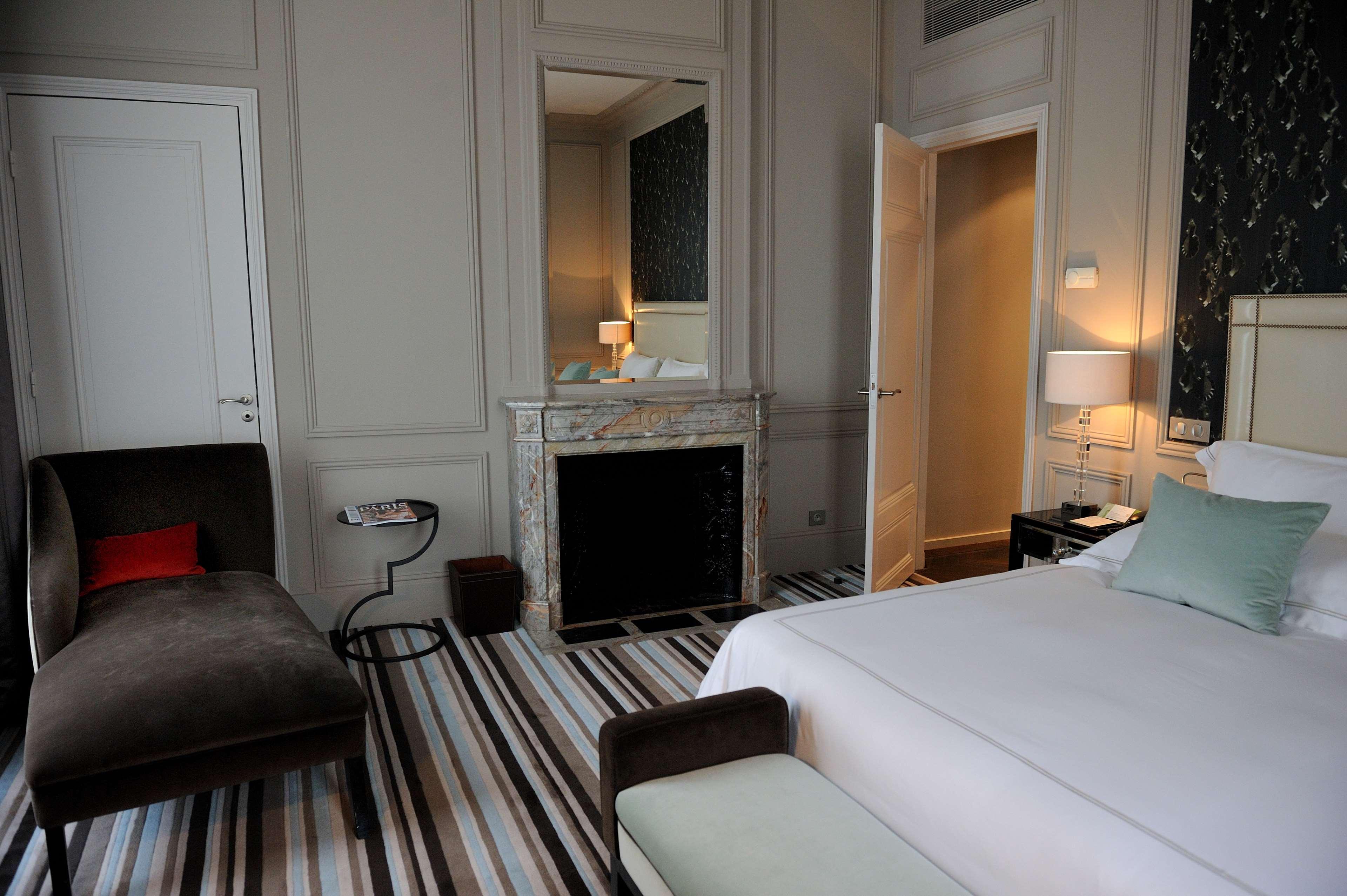 Waldorf Astoria Versailles - Trianon Palace Camera foto A room at the hotel