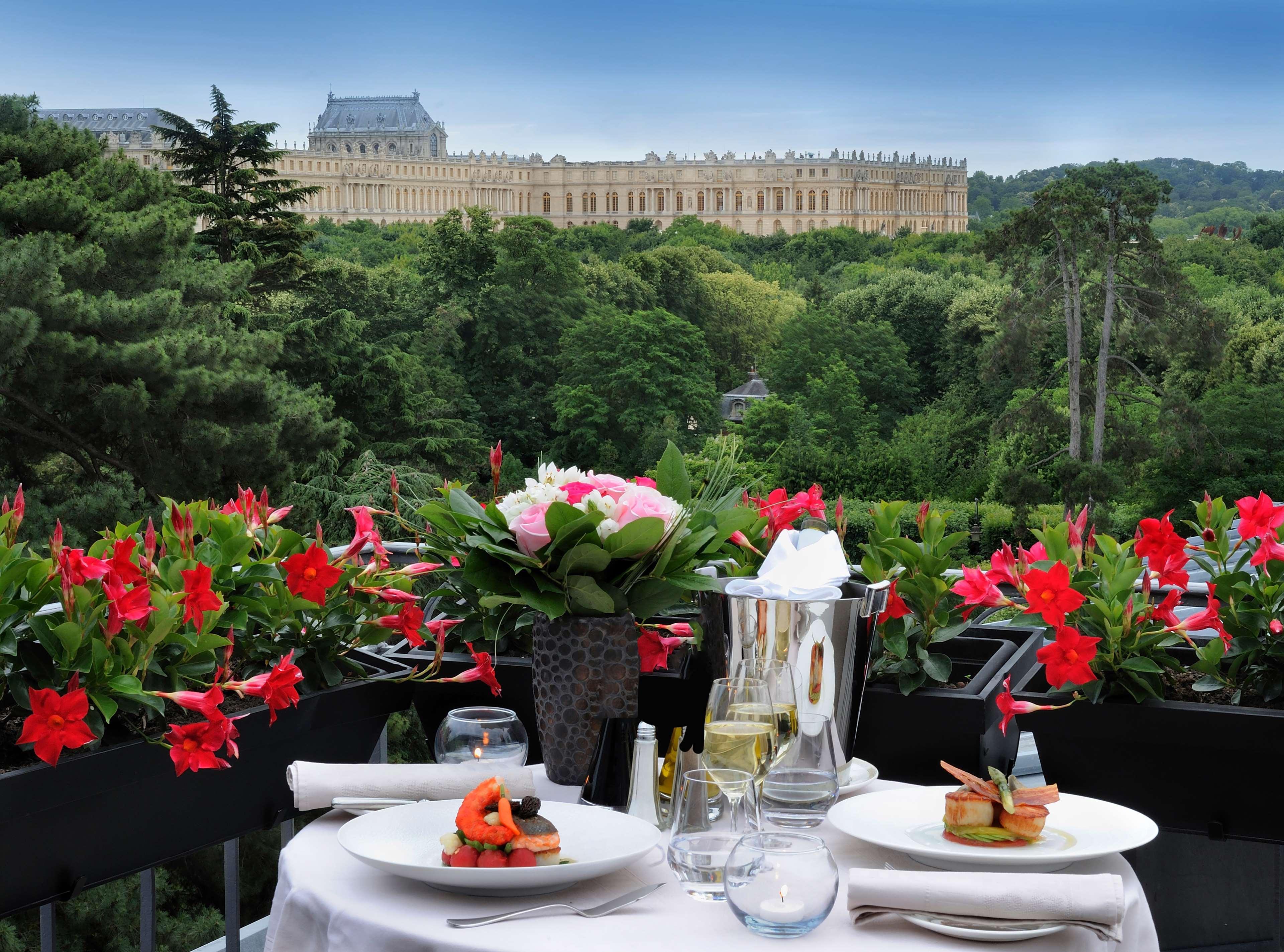 Waldorf Astoria Versailles - Trianon Palace Esterno foto The hotel's terrace