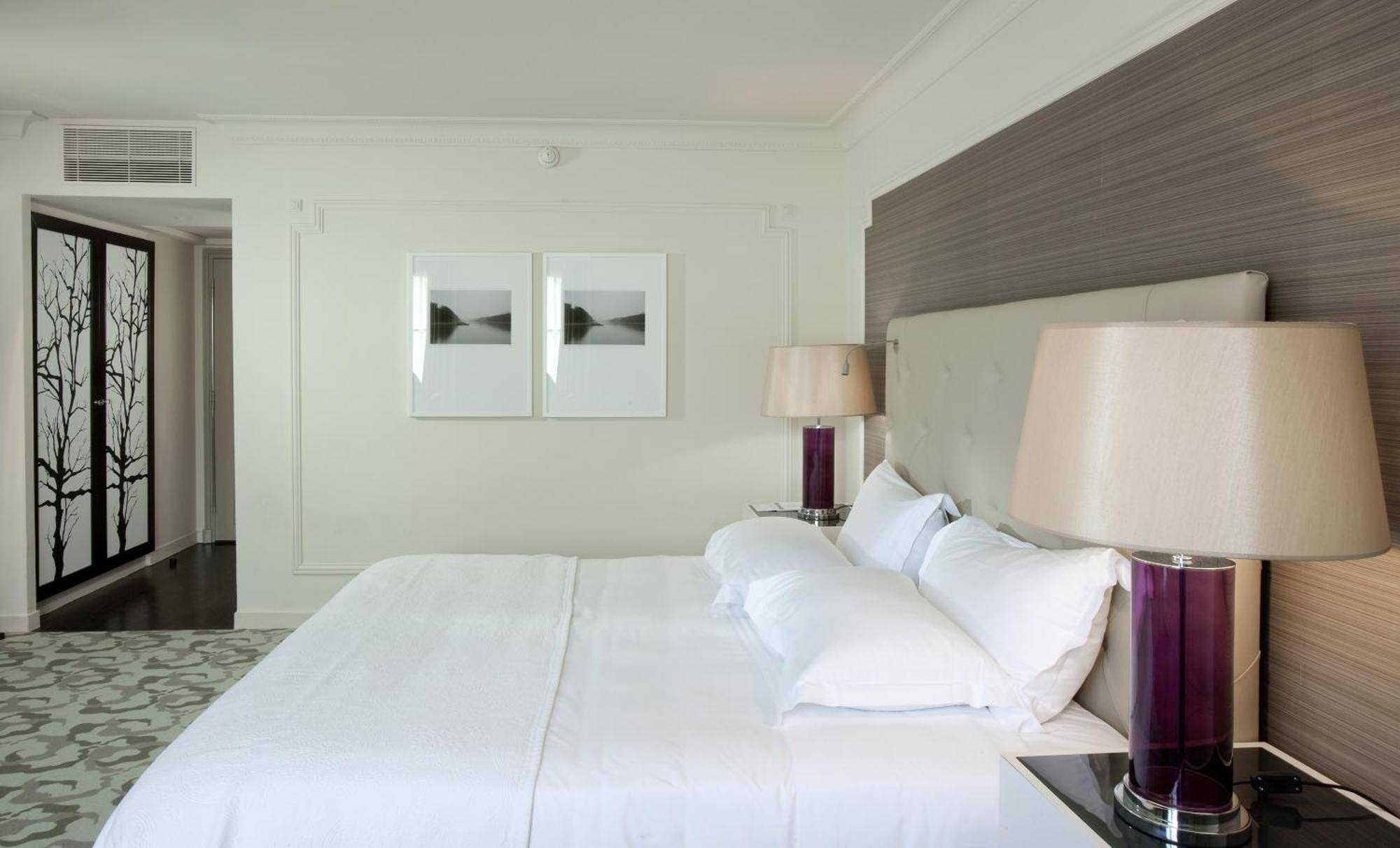 Waldorf Astoria Versailles - Trianon Palace Esterno foto A bedroom at the Four Seasons Hotel