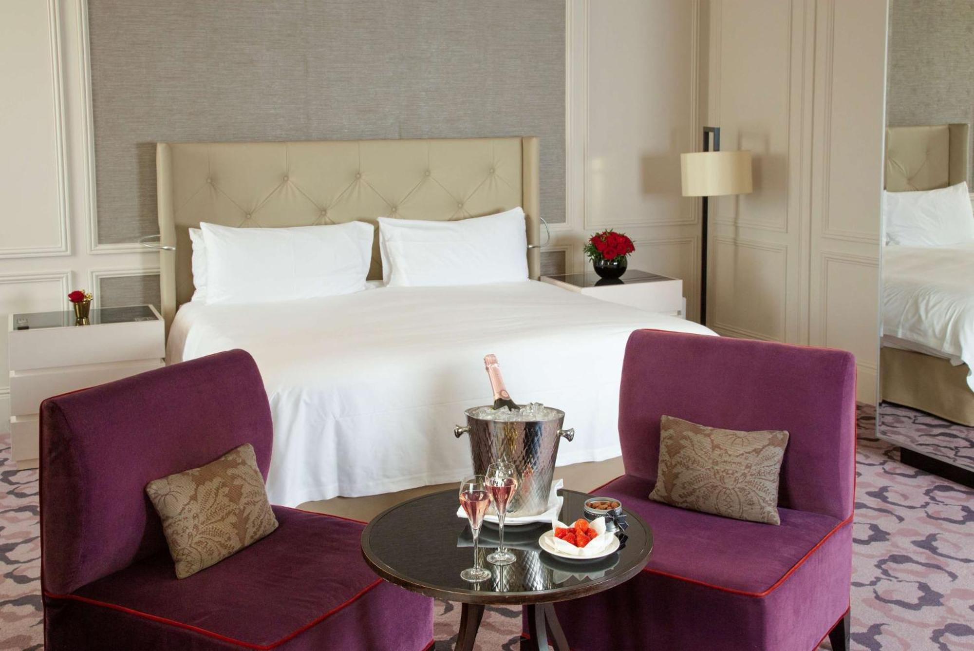 Waldorf Astoria Versailles - Trianon Palace Esterno foto A room at the hotel