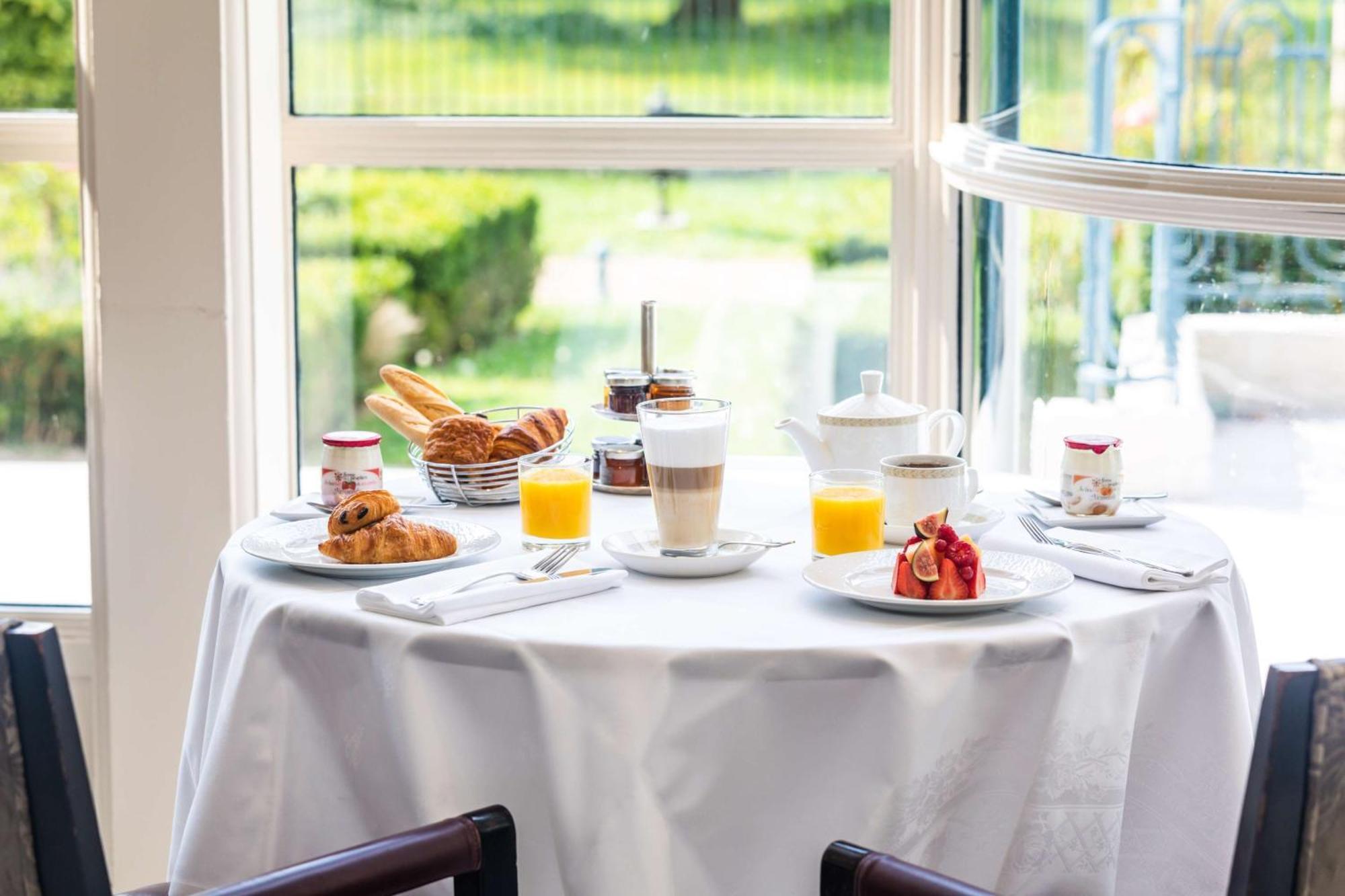Waldorf Astoria Versailles - Trianon Palace Esterno foto Breakfast at the Hotel