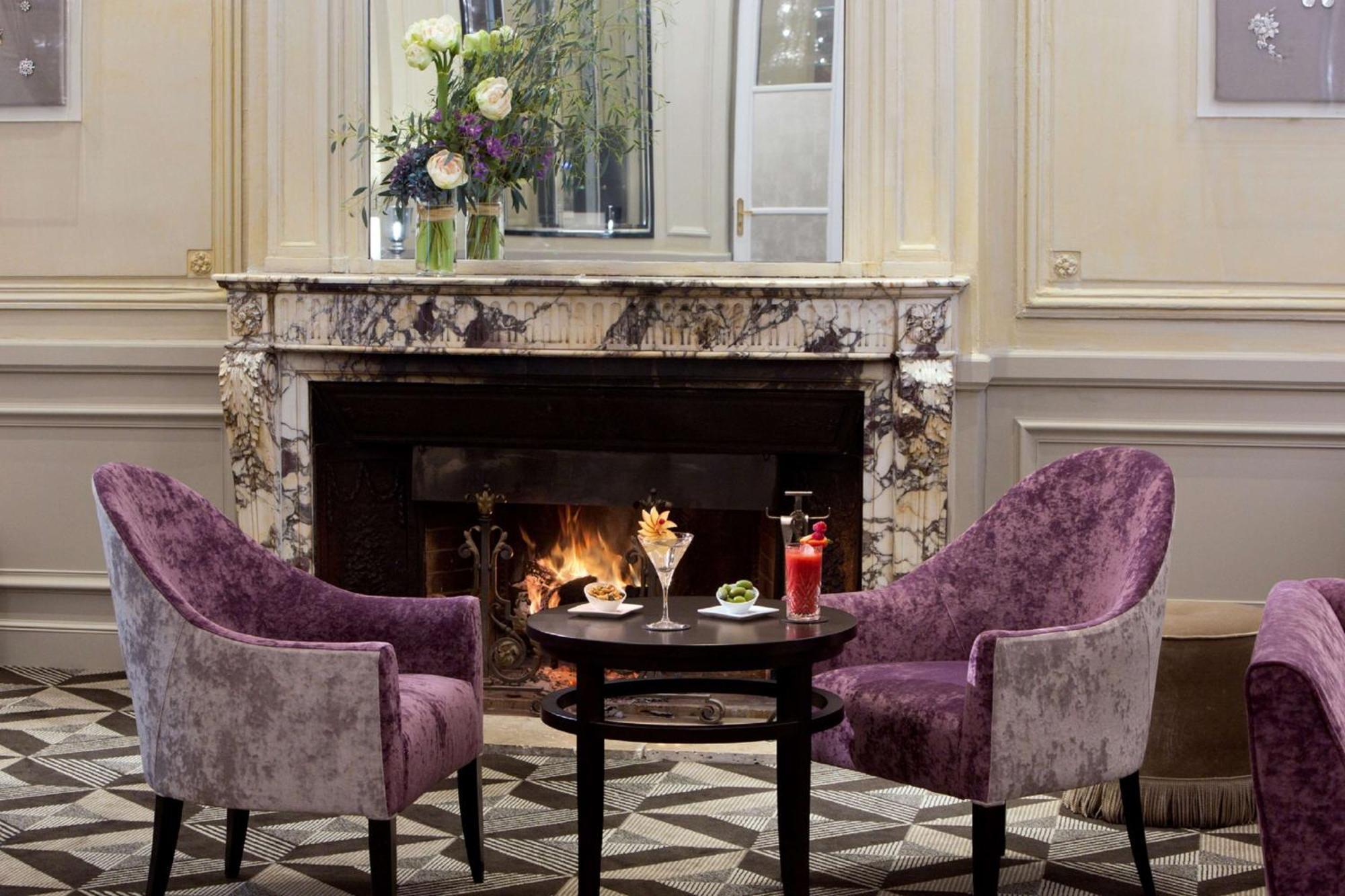 Waldorf Astoria Versailles - Trianon Palace Esterno foto The fireplace in the lobby