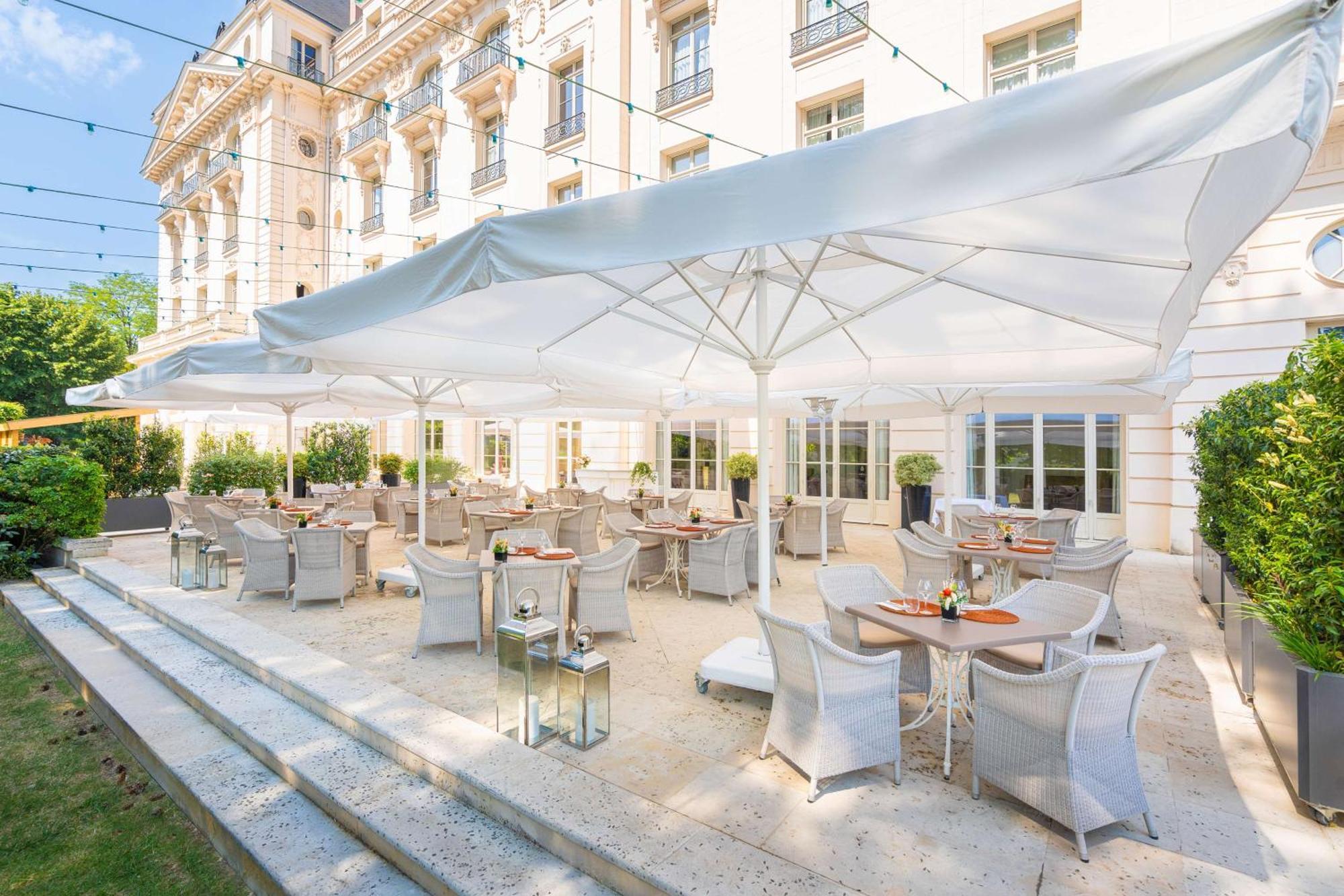 Waldorf Astoria Versailles - Trianon Palace Esterno foto The hotel's garden