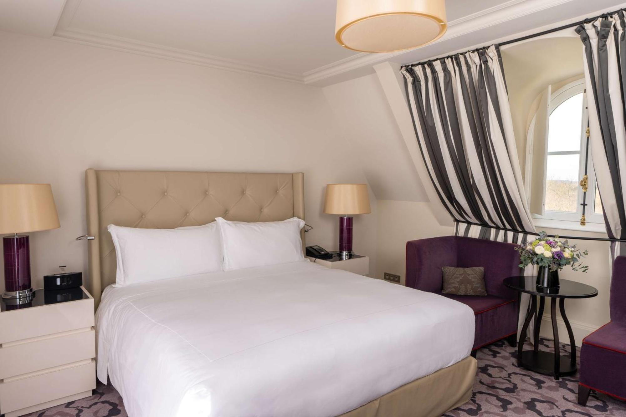 Waldorf Astoria Versailles - Trianon Palace Esterno foto A room at the hotel