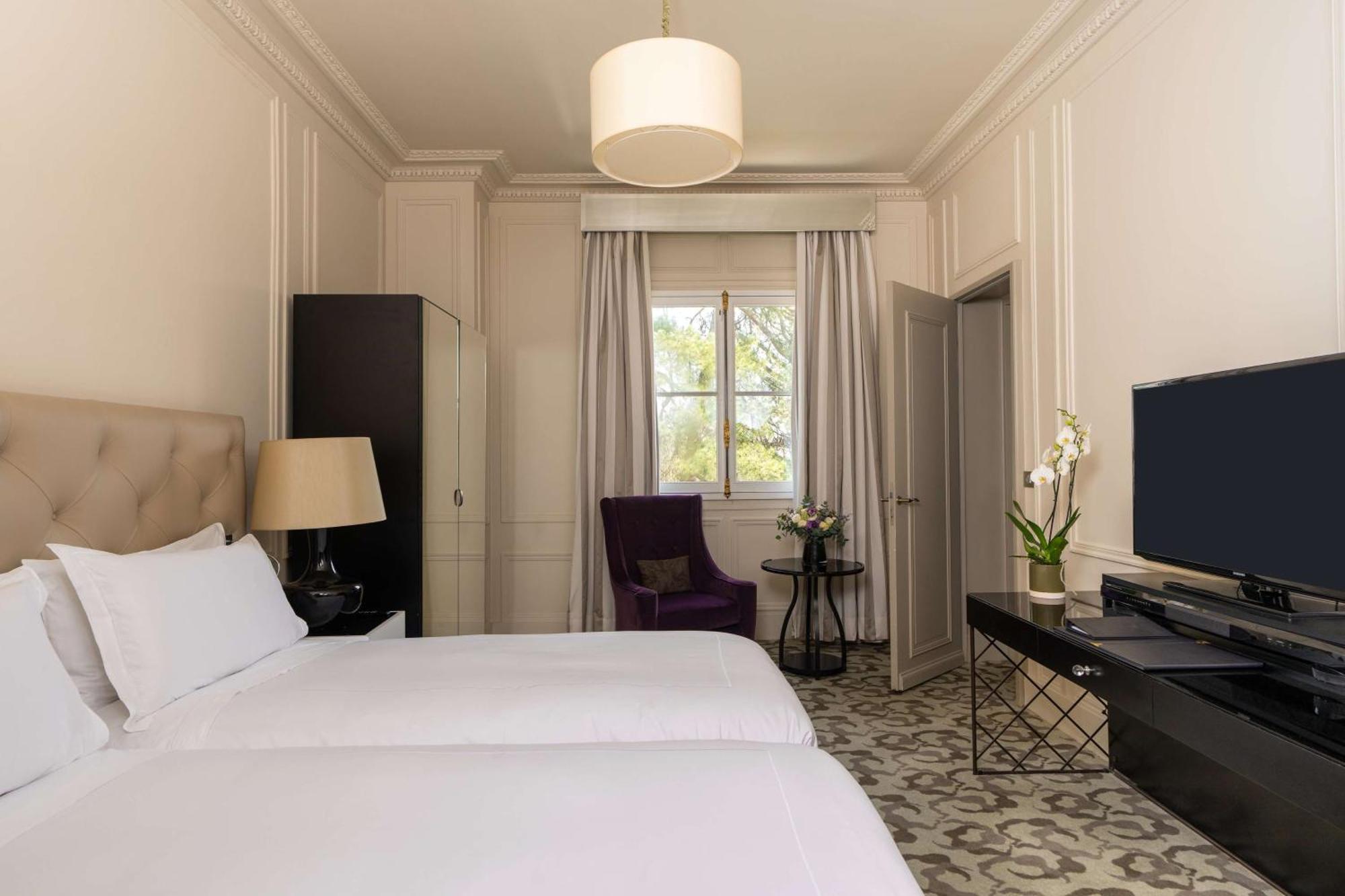Waldorf Astoria Versailles - Trianon Palace Esterno foto A room at the hotel