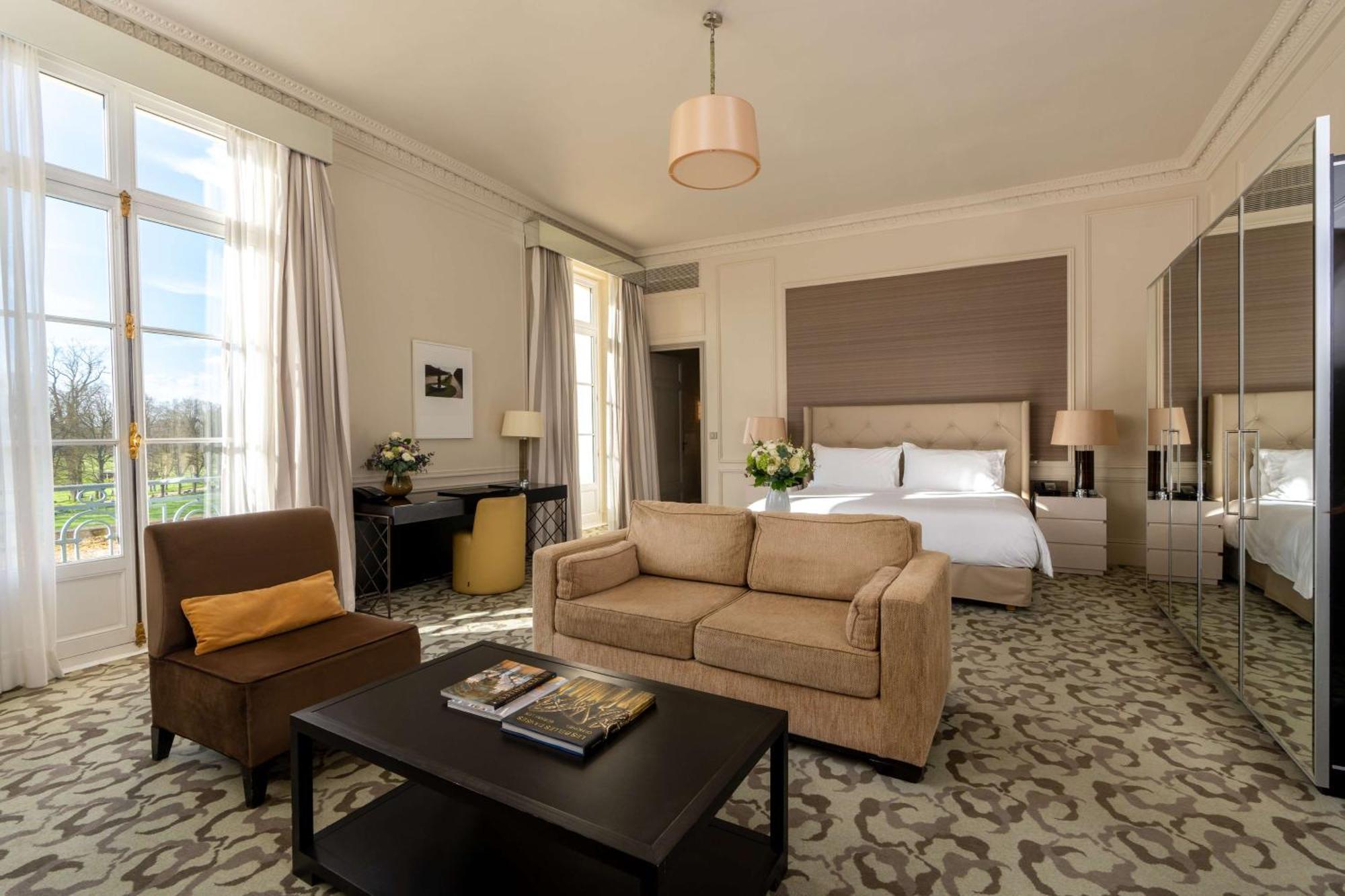 Waldorf Astoria Versailles - Trianon Palace Esterno foto A suite at the hotel