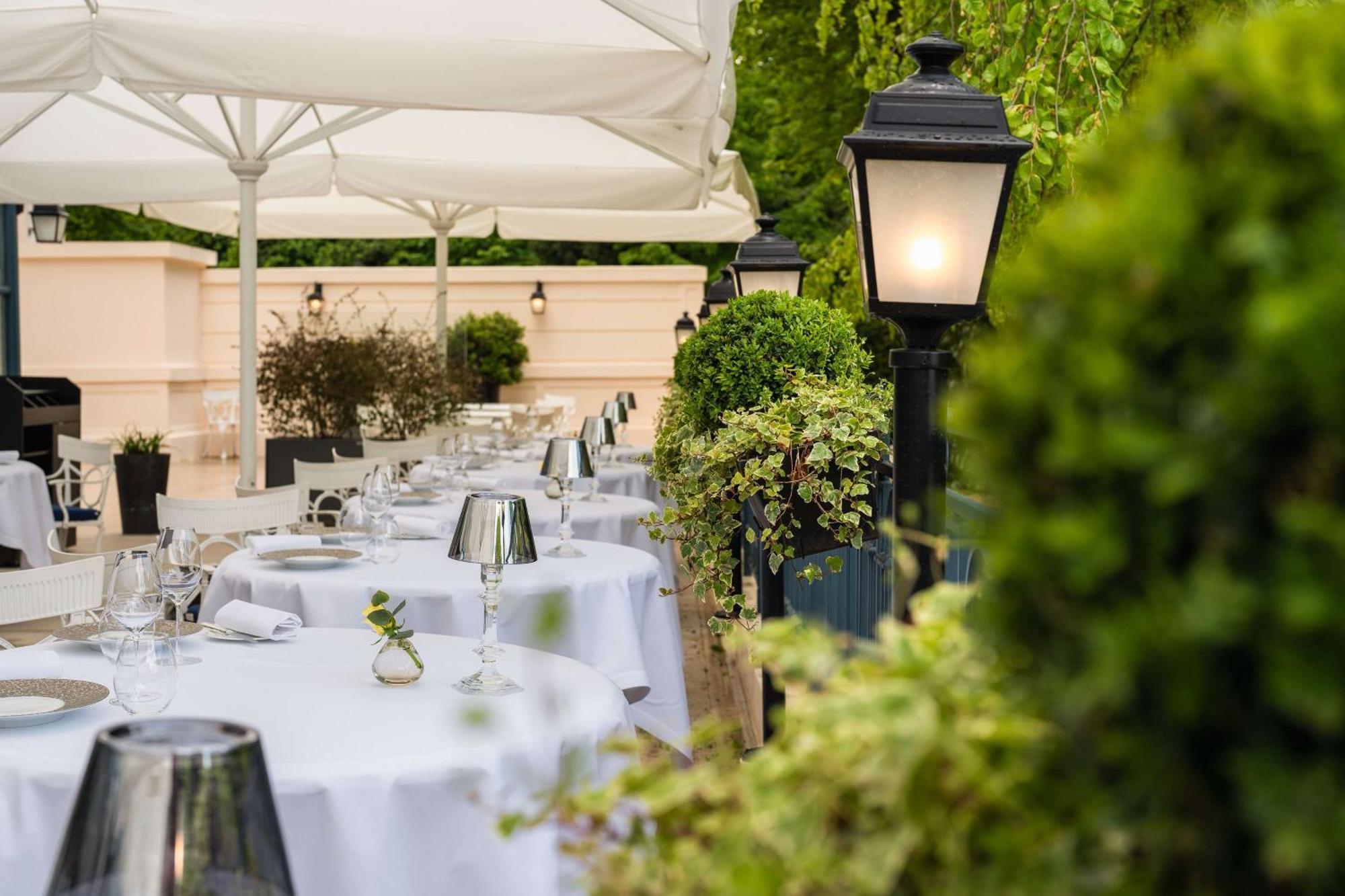 Waldorf Astoria Versailles - Trianon Palace Esterno foto The hotel's garden